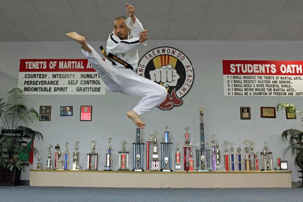 Duc dang taekwondo instructor hoi nguyen jumping twisting front kick
