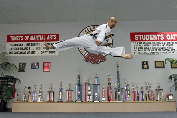 Duc dang taekwondo instructor hoi nguyen split kick