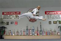 duc-dang-taekwondo-instructor-hoi-nguyen-split-kick